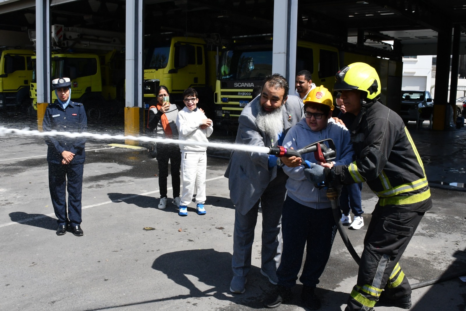 مدير عام الدفاع المدني يستقبل  أطفال مركز معا للتربية الخاصة<